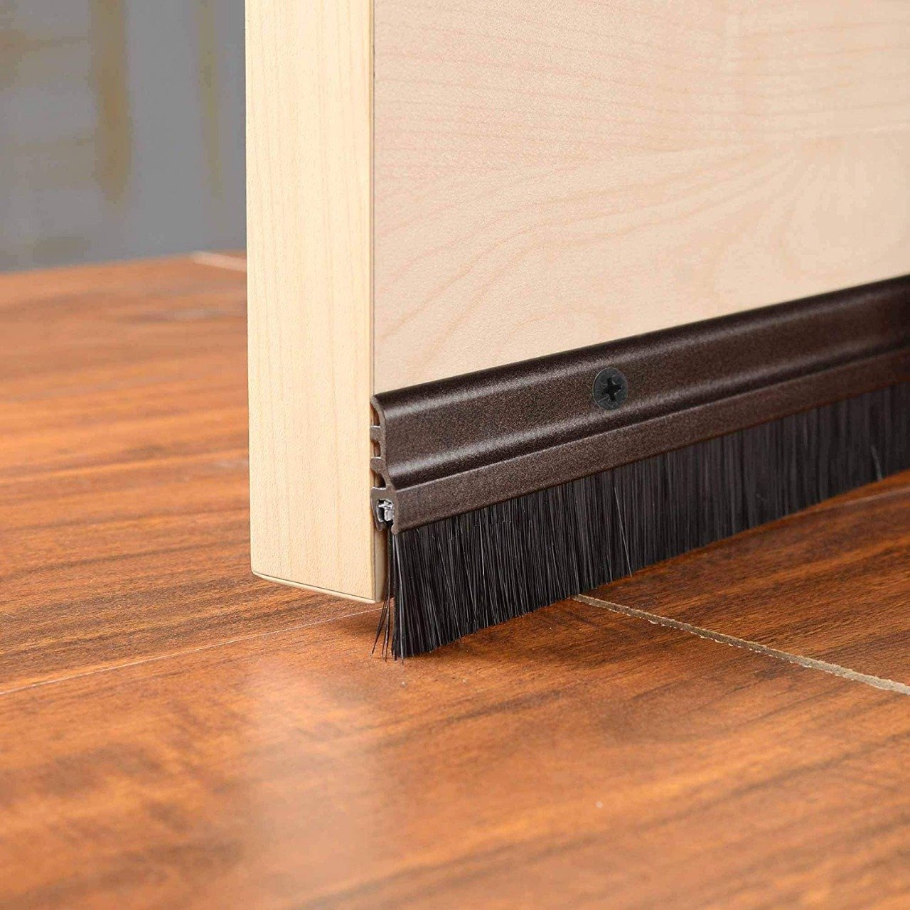 Dust barrier brush