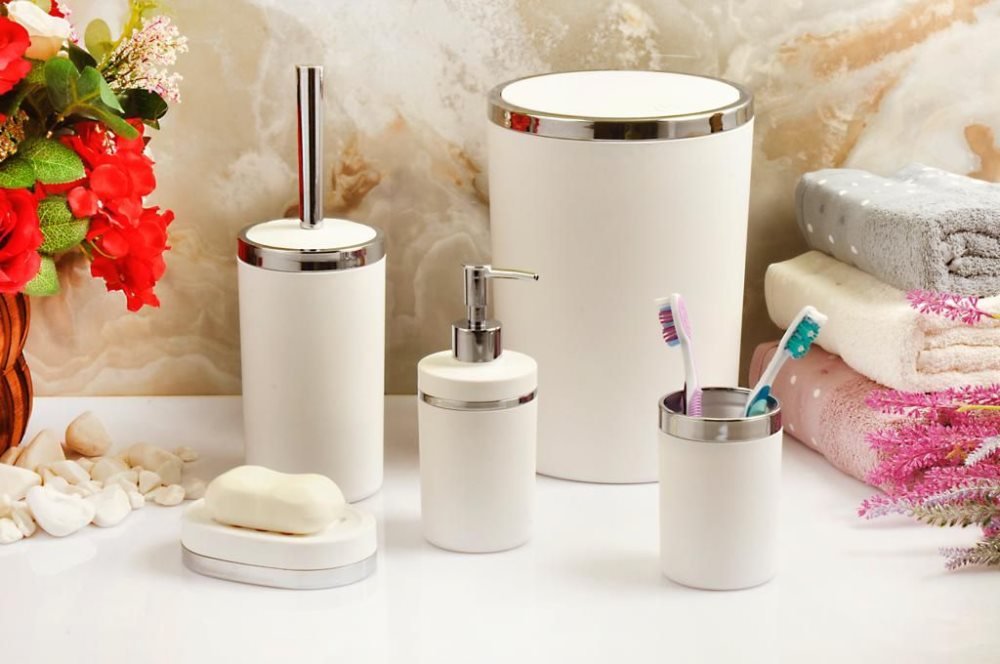 Bathroom set 5 pieces Creamy with a silver frame