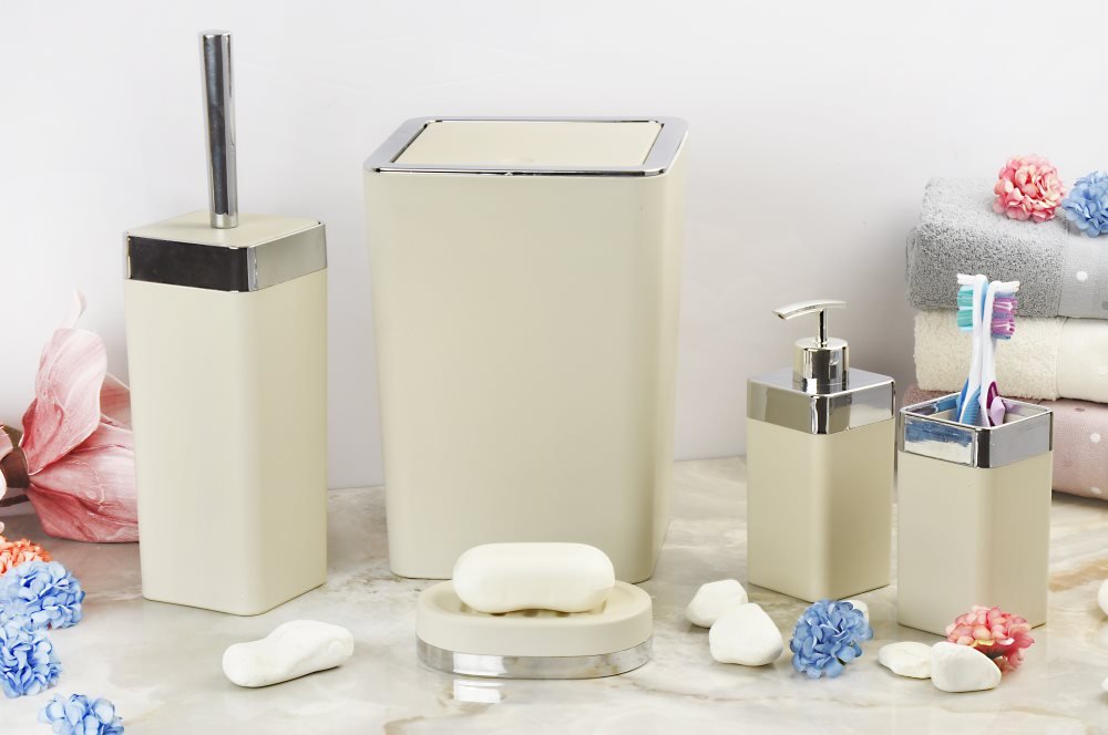 Bathroom set 5 pieces Creamy with a silver frame