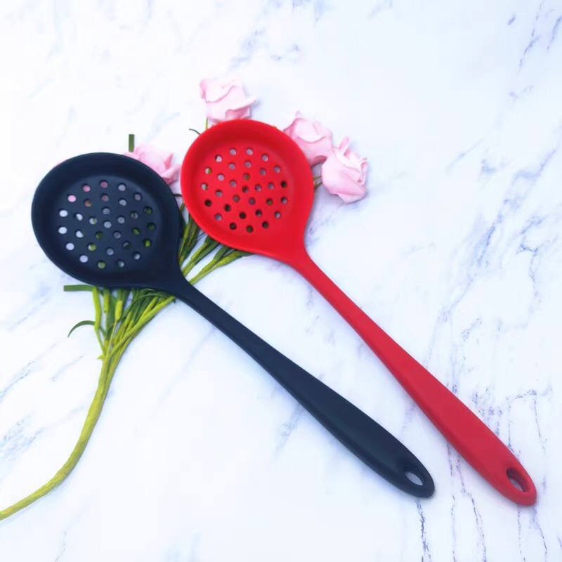 scoop with silicone strainer