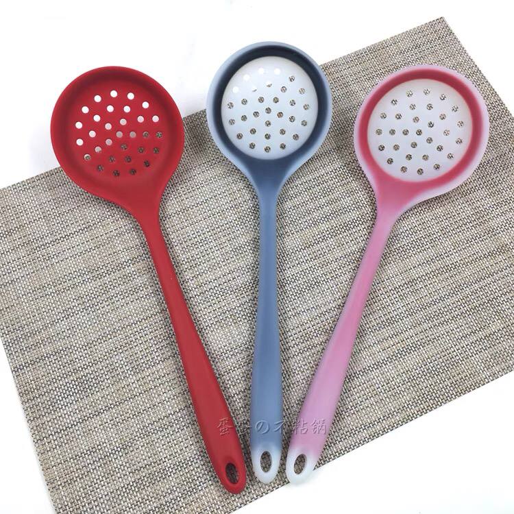 scoop with silicone strainer