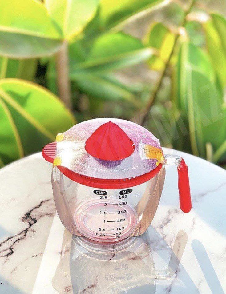 Juicer and measuring flask with acrylic handle