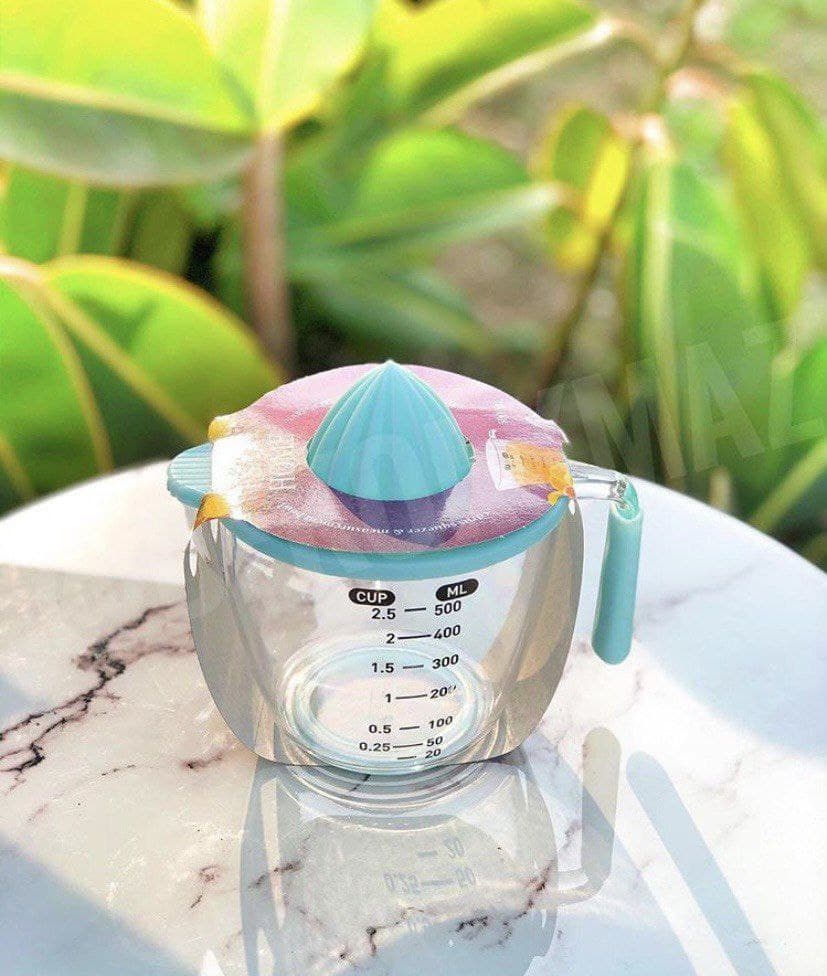 Juicer and measuring flask with acrylic handle